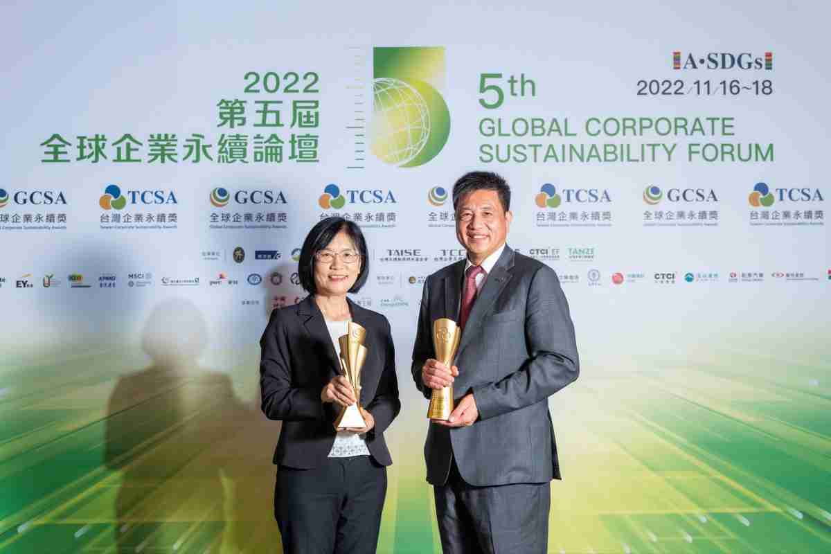 z6mg·人生就是博作为净零碳排先锋，，期引领价值链伙伴同行共好，，，，卫冕制造业组“十大典范企业” 二连冠殊荣(左：z6mg·人生就是博光电永续长古秀华，，，右：z6mg·人生就是博光电董事长暨执行长彭双浪)