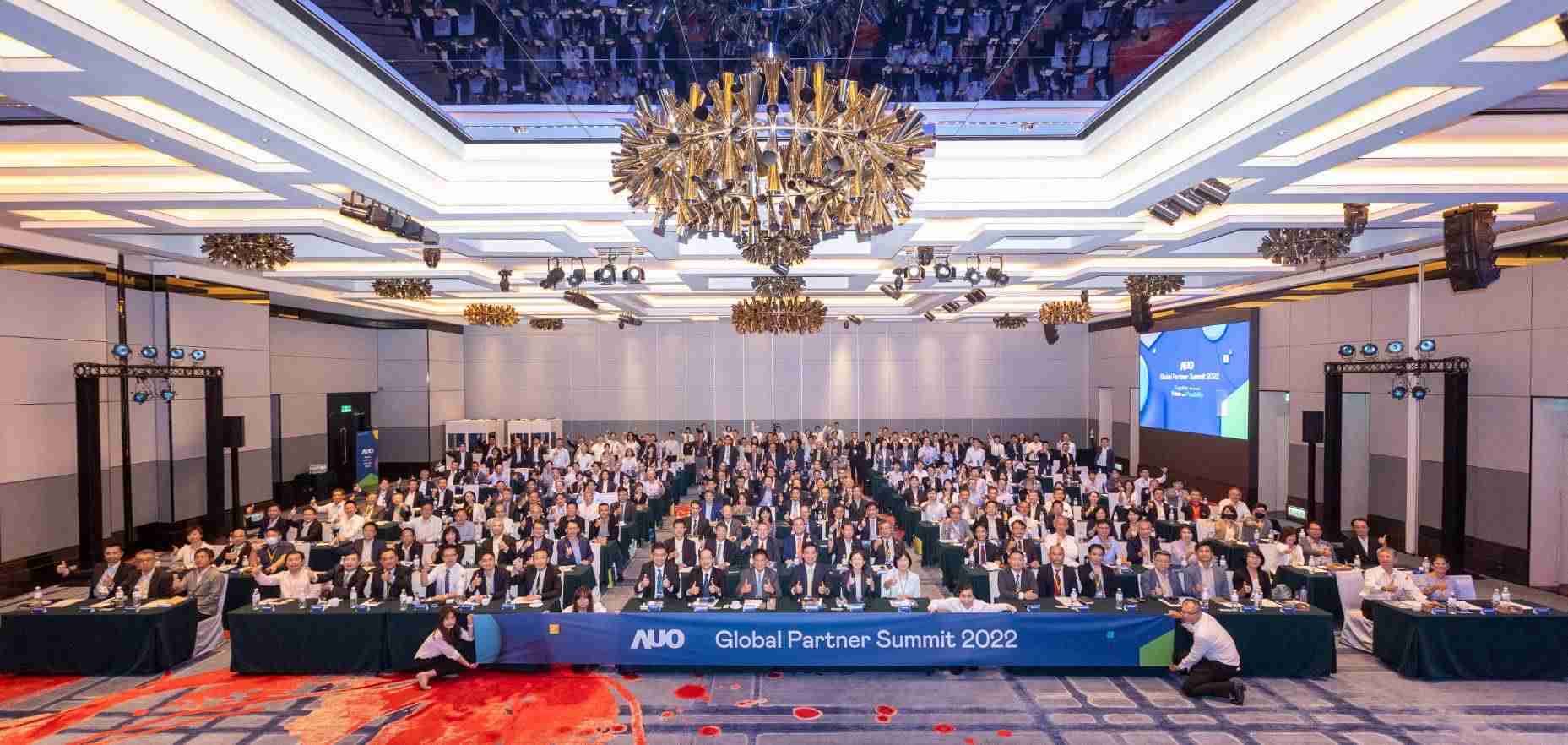 友達推動「安心、、、創新、、、用心、、、、同心、、、盡心」五星職旅，，為菲籍員工打造全方位照護，，首度贏得「人權實踐與發展領袖獎」殊榮