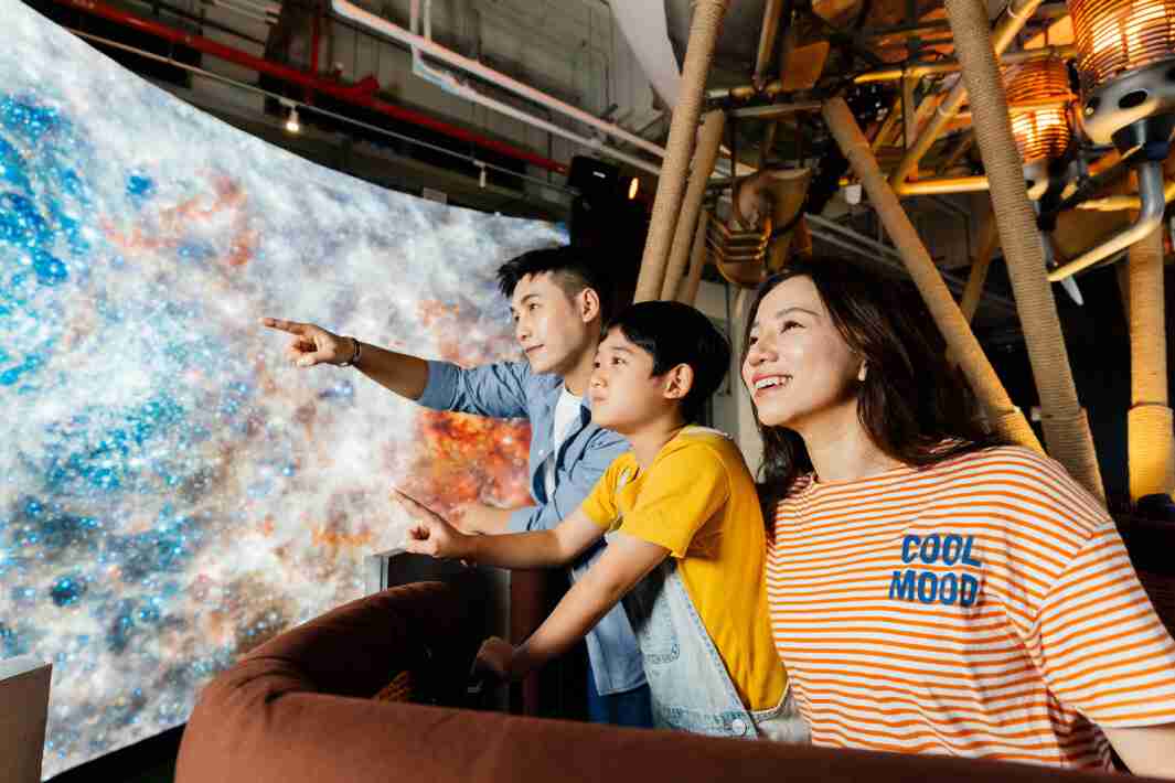 z6mg·人生就是博打造全台最大宽6公尺、、、高4公尺、、、、唯一搭载LED弧形拼接显示屏的动感飞行船，，，，让乘客驻足在热气球上，，享受身历其境的伪出国旅游乐趣