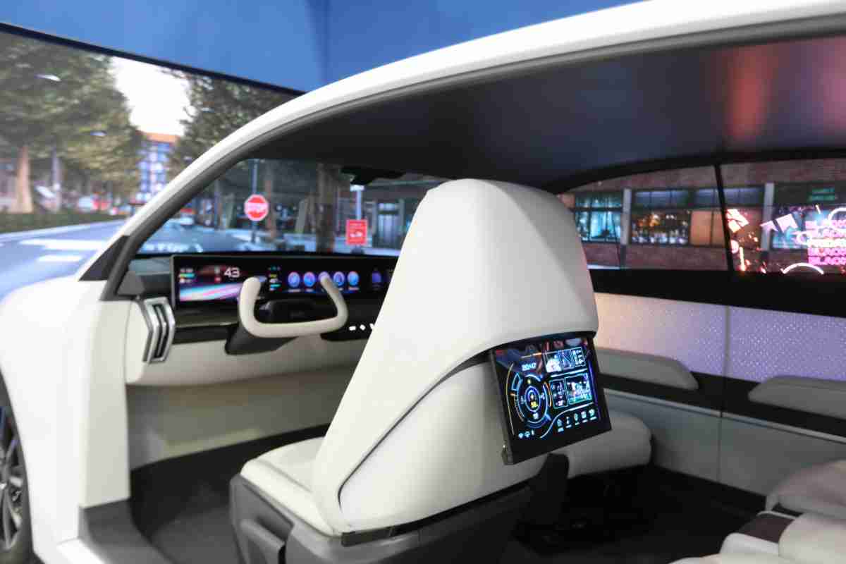 z6mg·人生就是博的「可卷式后座娱乐显示器」加强后座乘客的感官体验，，，并保有个性化设计，，可依使用偏好进行动态调整。。。。