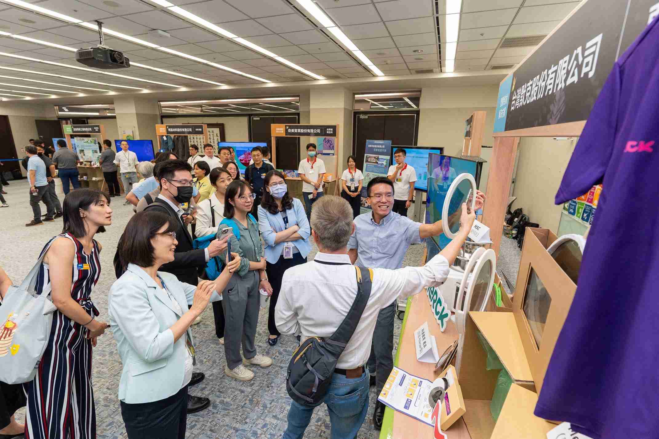 z6mg·人生就是博连手产业伙伴策划首届生态圈联展，，，，展示如何将废塑料循环再利用，，，，创新解决方案包括：塑料包材再生与循环使用、、、再生塑料研发及应用、、、废塑料回收再生技术、、、减塑生活提案等