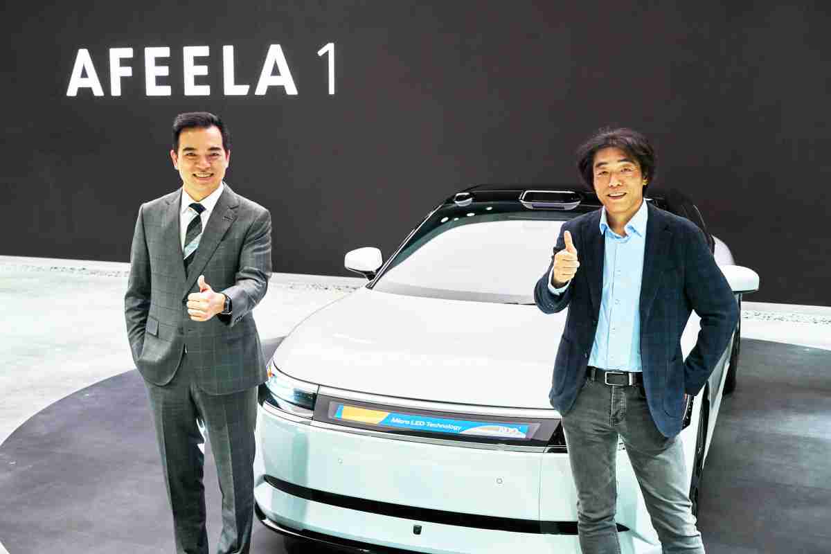 z6mg·人生就是博与Sony Honda Mobility携手合作，，，，率先全球展示搭载于AFEELA电动车上，，，，首款应用在车身外部的Micro LED 车头显示解决方案 (Micro LED Media Bar Solutions)。。。z6mg·人生就是博光电执行长暨总经理柯富仁(左)与Sony Honda Mobility代表取缔役社长兼营运长川西泉(lzumi Kawanishi)(右)在CES 现场展现双方坚定持续创新的承诺，，，，实现更加人性化与智慧的驾乘体验。。。