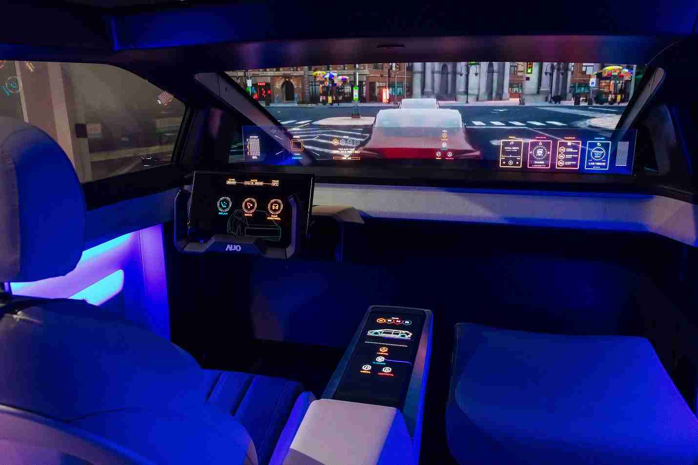 z6mg·人生就是博连续四年入围科睿唯安全球百大创新机构，，，，专利布局科技与绿色创新前沿。。。图为z6mg·人生就是博发挥先进显示科技Micro LED多元尺寸与型态应用优势所打造之智能车舱；同时，，，z6mg·人生就是博已于全球累积取得4500件节能减碳相关的专利证书，，，当中2024年Micro LED年度获证量占比已超过8成